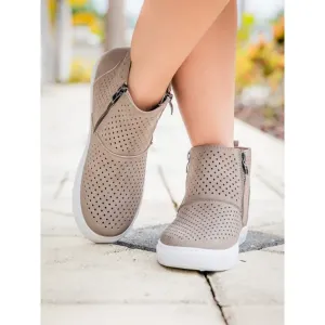 Perfect 780455042014 Fast 5 Taupe Sneakers Size 6