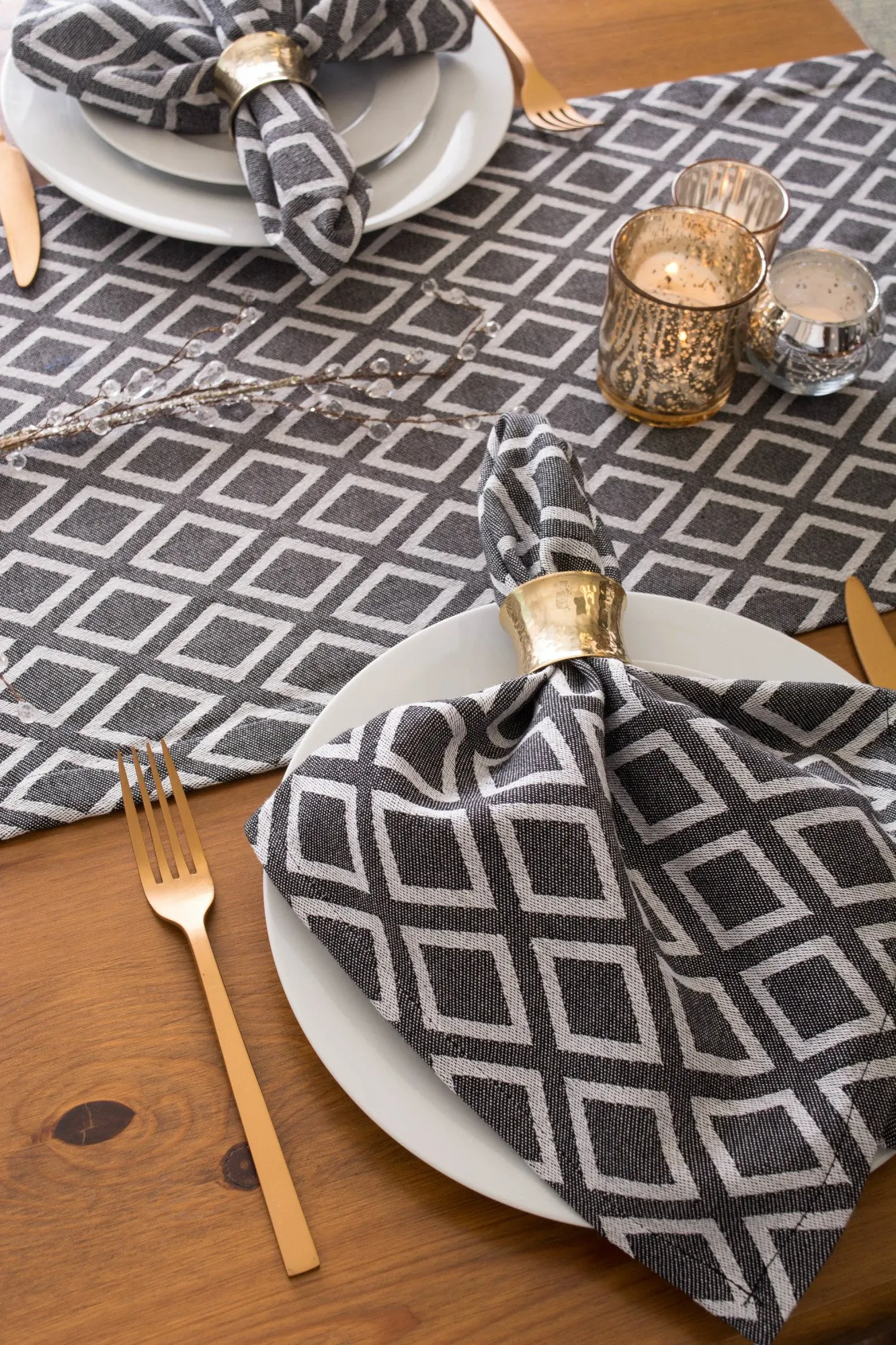 Dii CAMZ38706S Black And White Diamond Pattern Table Runner - 72 Inche