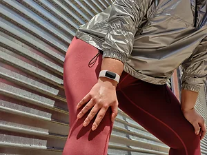 Fitbit FITBIT CHARGE 6, PERCELAIN/SILVER ALUMINUM. OUR #1